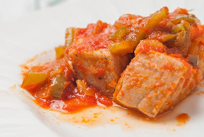  recipe of tuna with onions and tomato sauce and peppers 